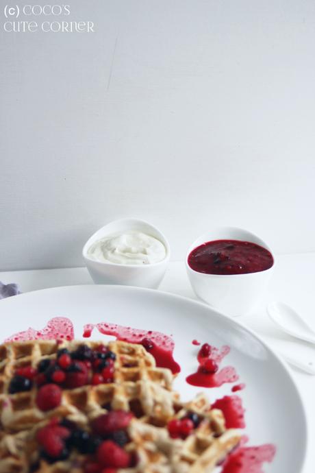 Dinkelwaffeln mit Mandelcreme und Beeren - das perfekte Sportlerfrühstück