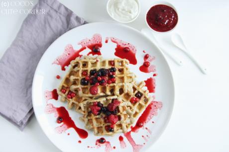 Dinkelwaffeln mit Mandelcreme und Beeren - das perfekte Sportlerfrühstück