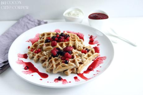 Dinkelwaffeln mit Mandelcreme und Beeren - das perfekte Sportlerfrühstück