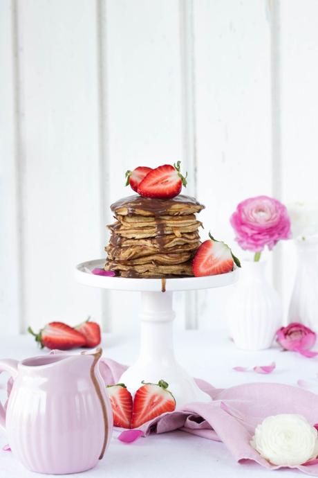 Dinkel-Pancakes mit Kokosblütenzucker und Erdbeeren