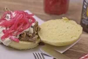 Pulled Beef aus dem Slowcooker mit Meerrettich und sauren roten Zwiebel