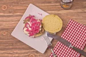 Pulled Beef aus dem Slowcooker mit Meerrettich und sauren roten Zwiebel