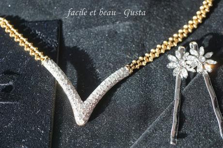 Kette mit V-Anhänger u. Haarspangen