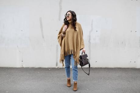 Poncho and Mom Jeans new look camel cape topshop moto vintage mom jeans creme poncho boho women girl blog Germany Outfit Streetstyle Berlin Samieze Spring Frühlingslook