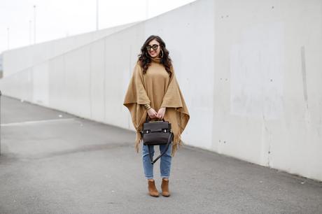 Poncho and Mom Jeans new look camel cape topshop moto vintage mom jeans creme poncho boho women girl blog Germany Outfit Streetstyle Berlin Samieze Spring Frühlingslook
