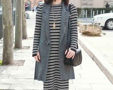 Frühlingsoutfit mit gestreiftem Maxikleid, asos Slippern und Topshop Jeans