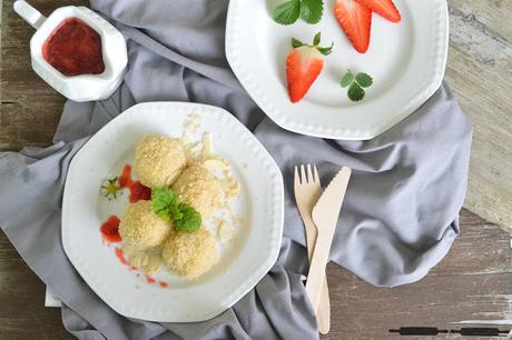 hausgemachte Erdbeerknödel aus Quarkteig / Strawberry Dumplings