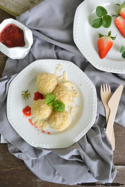 hausgemachte Erdbeerknödel aus Quarkteig / Strawberry Dumplings