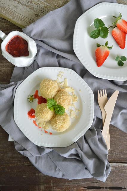 hausgemachte Erdbeerknödel aus Quarkteig / Strawberry Dumplings