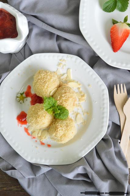 hausgemachte Erdbeerknödel aus Quarkteig / Strawberry Dumplings