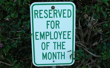 Schild: reserviert für den Mitarbeiter des Monats
