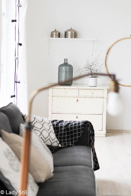 Wohnzimmer mit Hula Hoop Reifen umgestalten, mit einfachen Mitteln einen Raum neu gestalten, Deko-Donnerstag, Sofa mit diversen weiß gemusterten Kissen und Hula Hoop Reifen als Wanddeko