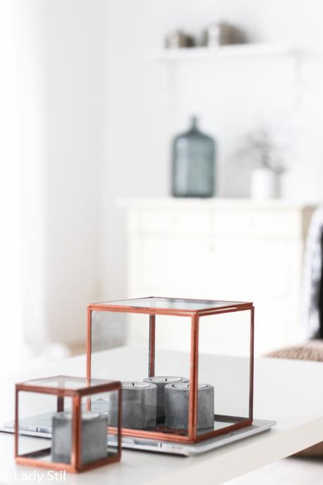 kupferfarbene Glaskästchen als Dekoelement auf einem weißen Tisch