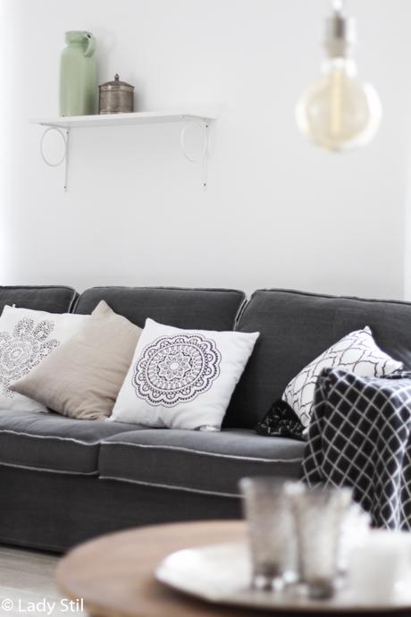 Sofa von Loods5 mit diversen weiß gemusterten Kissen