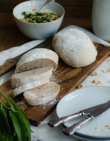 Walnuss-Ciabatta mit Bärlauch-Feta-Dip