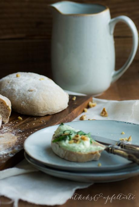 Walnuss-Ciabatta mit Bärlauch-Feta-Dip
