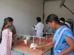 Ein Dorf bekommt Murugananthams Bindenmaschine (Indien IV)