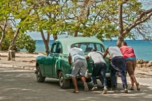 Ein Oldtimer wird am Playa La Boca Kuba angeschoben