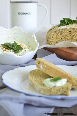 frischgebackenes Brot mit Cashew-Kräuter-Dip / Bread with Herbs Recipe