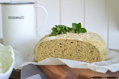 frischgebackenes Brot mit Cashew-Kräuter-Dip / Bread with Herbs Recipe