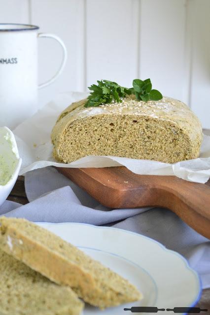 frischgebackenes Brot mit Cashew-Kräuter-Dip / Bread with Herbs Recipe