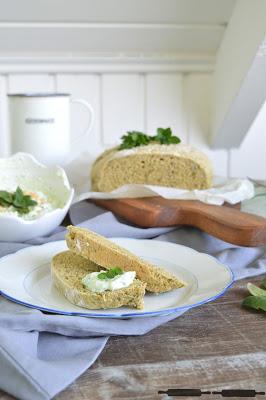 frischgebackenes Brot mit Cashew-Kräuter-Dip / Bread with Herbs Recipe
