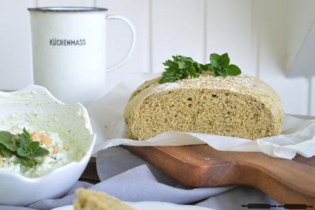 frischgebackenes Brot mit Cashew-Kräuter-Dip / Bread with Herbs Recipe