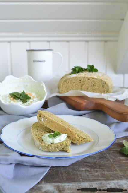 frischgebackenes Brot mit Cashew-Kräuter-Dip / Bread with Herbs Recipe