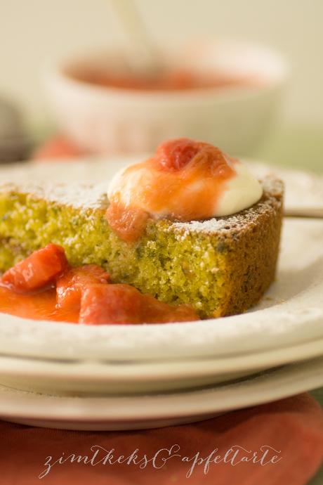 Pistazien-Kokos-Tarte mit Rhabarber-Kompott  und Vanille-Sahne