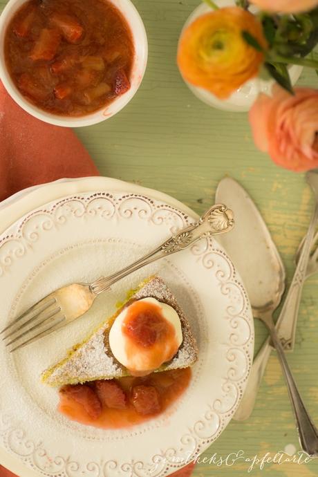Pistazien-Kokos-Tarte mit Rhabarber-Kompott  und Vanille-Sahne