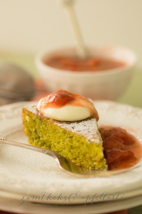 Pistazien-Kokos-Tarte mit Rhabarber-Kompott  und Vanille-Sahne