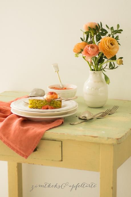 Pistazien-Kokos-Tarte mit Rhabarber-Kompott  und Vanille-Sahne