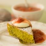 Pistazien-Kokos-Tarte mit Rhabarber-Kompott  und Vanille-Sahne