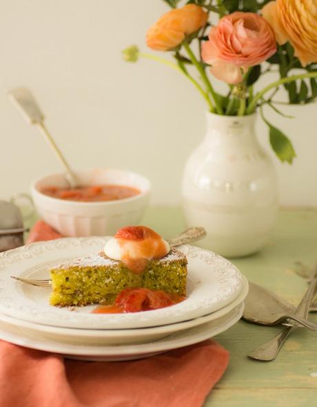Pistazien-Kokos-Tarte mit Rhabarber-Kompott  und Vanille-Sahne
