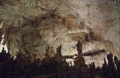 Die Höhle von Postojna und die Burg Predjama
