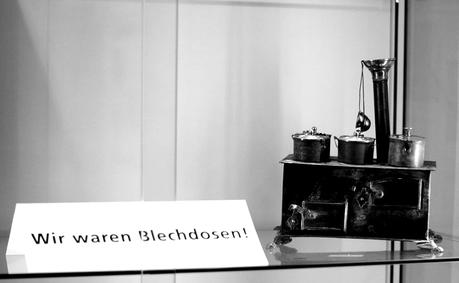 Blog + Fotografie | fim.works | Nachtansichten Bielefeld | Anstalt Bethel | Ausstellung BroSa | alte Puppenküche aus Blechdosen, Infoschild