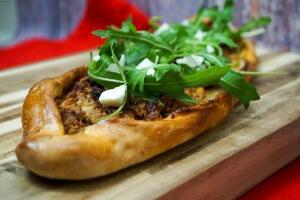 Gastbeitrag: Gefüllte Pide mit Hackfleischfüllung