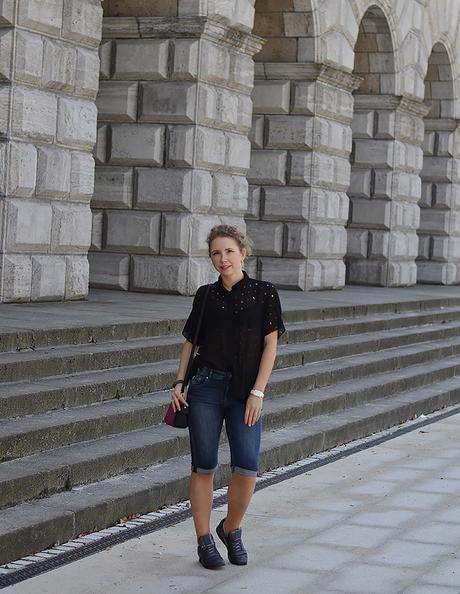 Outfit: Reebok X FACE Stockholm, punched Blouse and Michael Kors Minibag