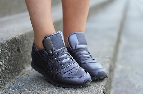 Outfit: Reebok X FACE Stockholm, punched Blouse and Michael Kors Minibag