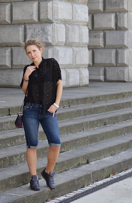 Outfit: Reebok X FACE Stockholm, punched Blouse and Michael Kors Minibag