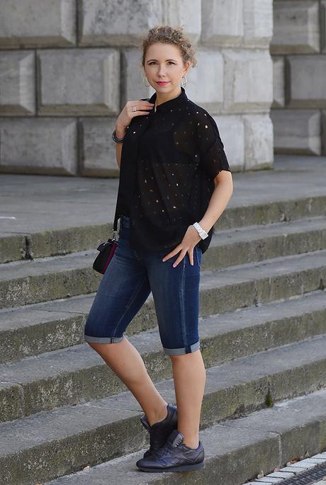 Outfit: Reebok X FACE Stockholm, punched Blouse and Michael Kors Minibag