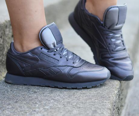 Outfit: Reebok X FACE Stockholm, punched Blouse and Michael Kors Minibag