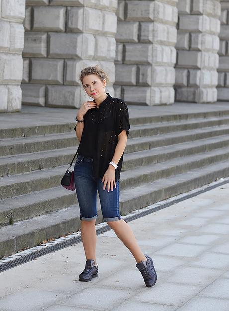 Outfit: Reebok X FACE Stockholm, punched Blouse and Michael Kors Minibag