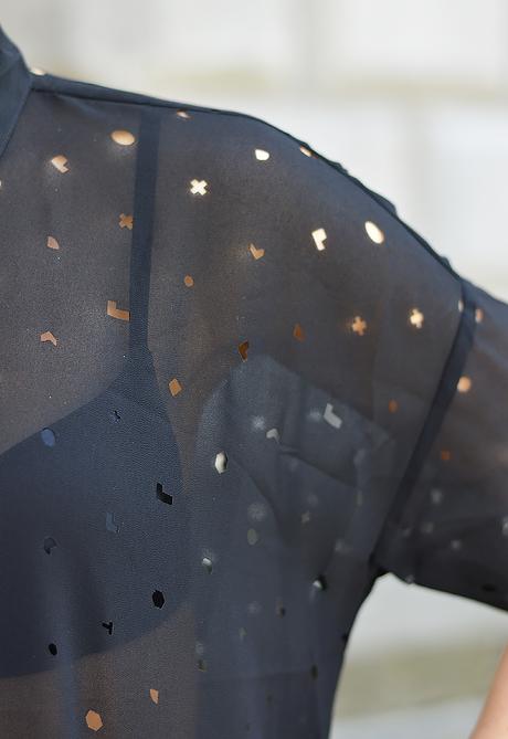 Outfit: Reebok X FACE Stockholm, punched Blouse and Michael Kors Minibag