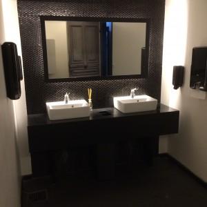 Waschraum der Damentoilette im Atelier F Hamburg