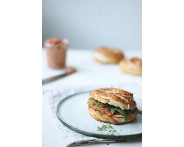 Gastbeitrag: Laugenbagel mit Tomaten-Sonneblumen-Aufstrich