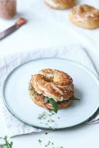 Gastbeitrag: Laugenbagel mit Tomaten-Sonneblumen-Aufstrich