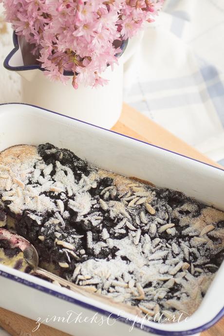 Blaubeer-Clafoutis mit Mandeln  (Werbung)
