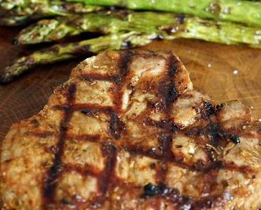 Mediterrane Steaks mit gegrilltem Spargel