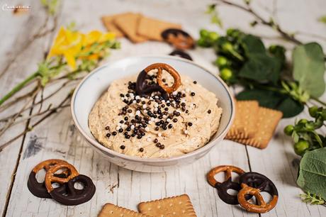 Süßer Erdnussbutterdip mit Schokoladenchips